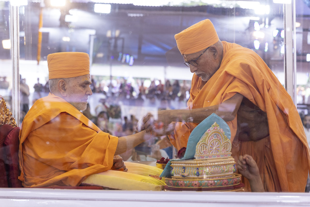 Pujya Kothari Swami ties a nadachhadi to Swamishri