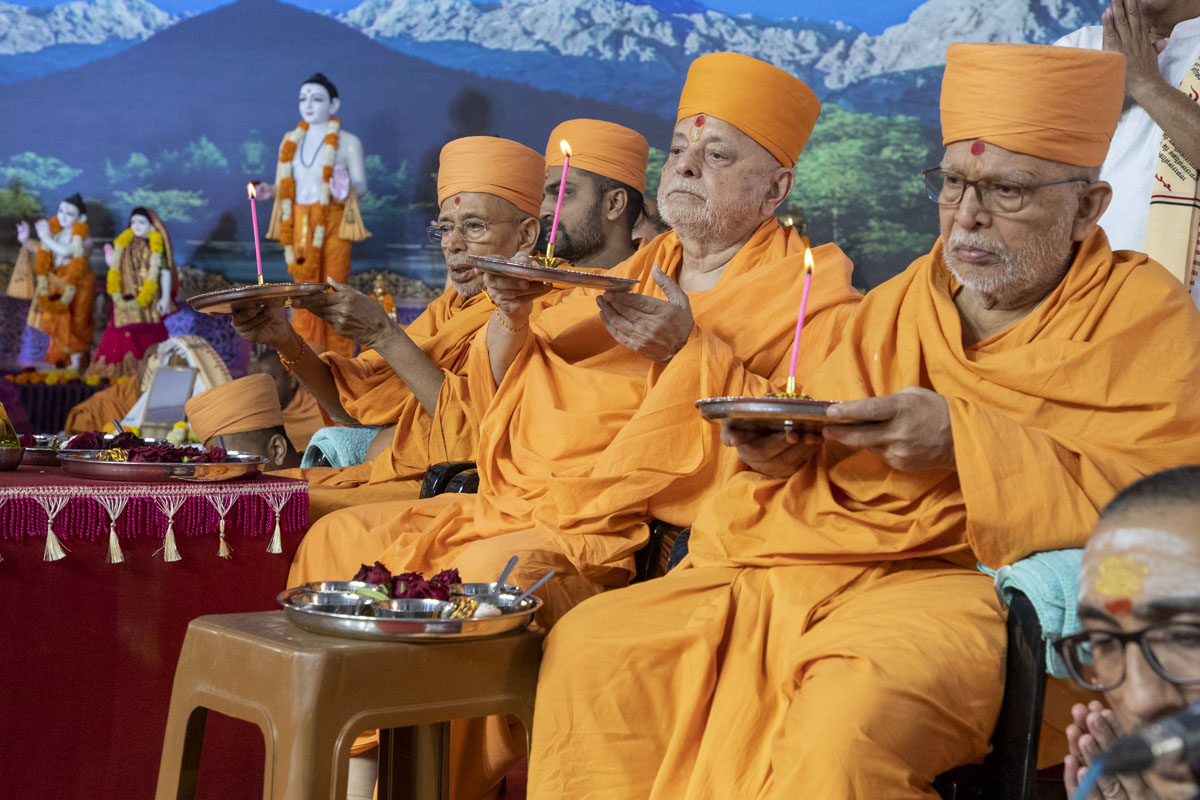 Senior sadhus perform the yagna arti