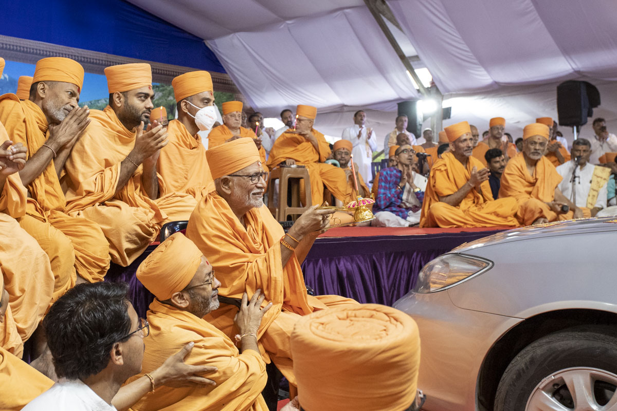 Pujya Kothari Swami performs the yagna arti