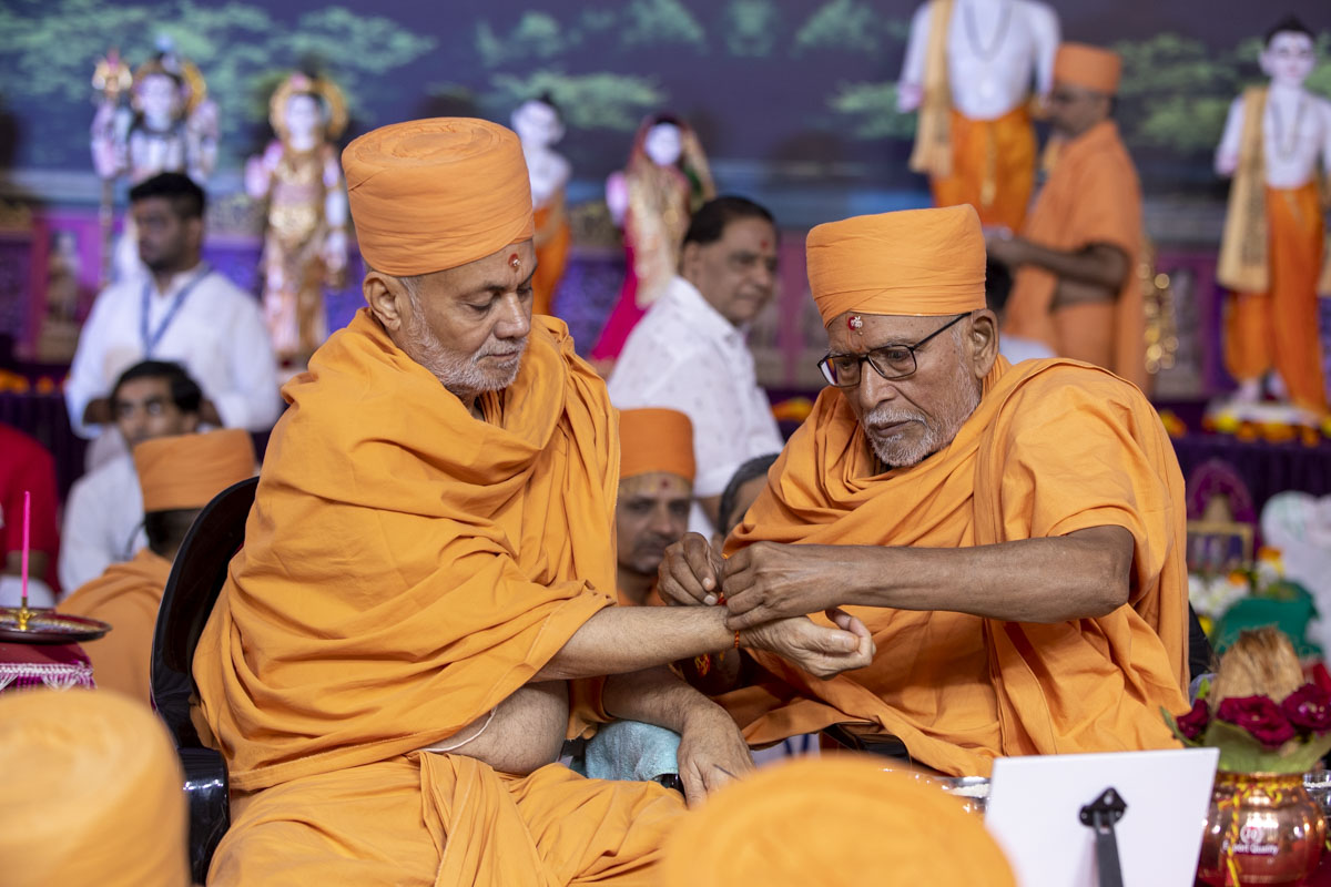 Pujya Kothari Swami ties a nadachhadi to Pujya Viveksagar Swami