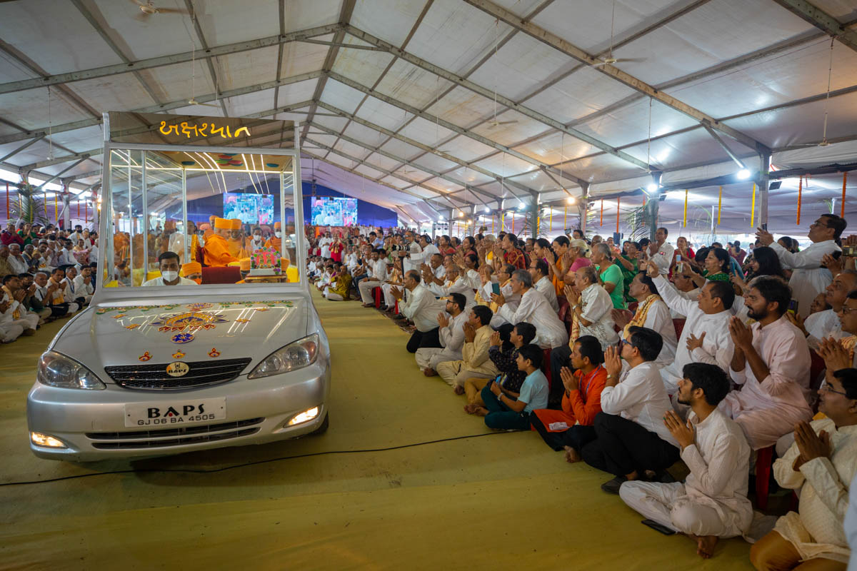 Swamishri arrives in the yagna mandap