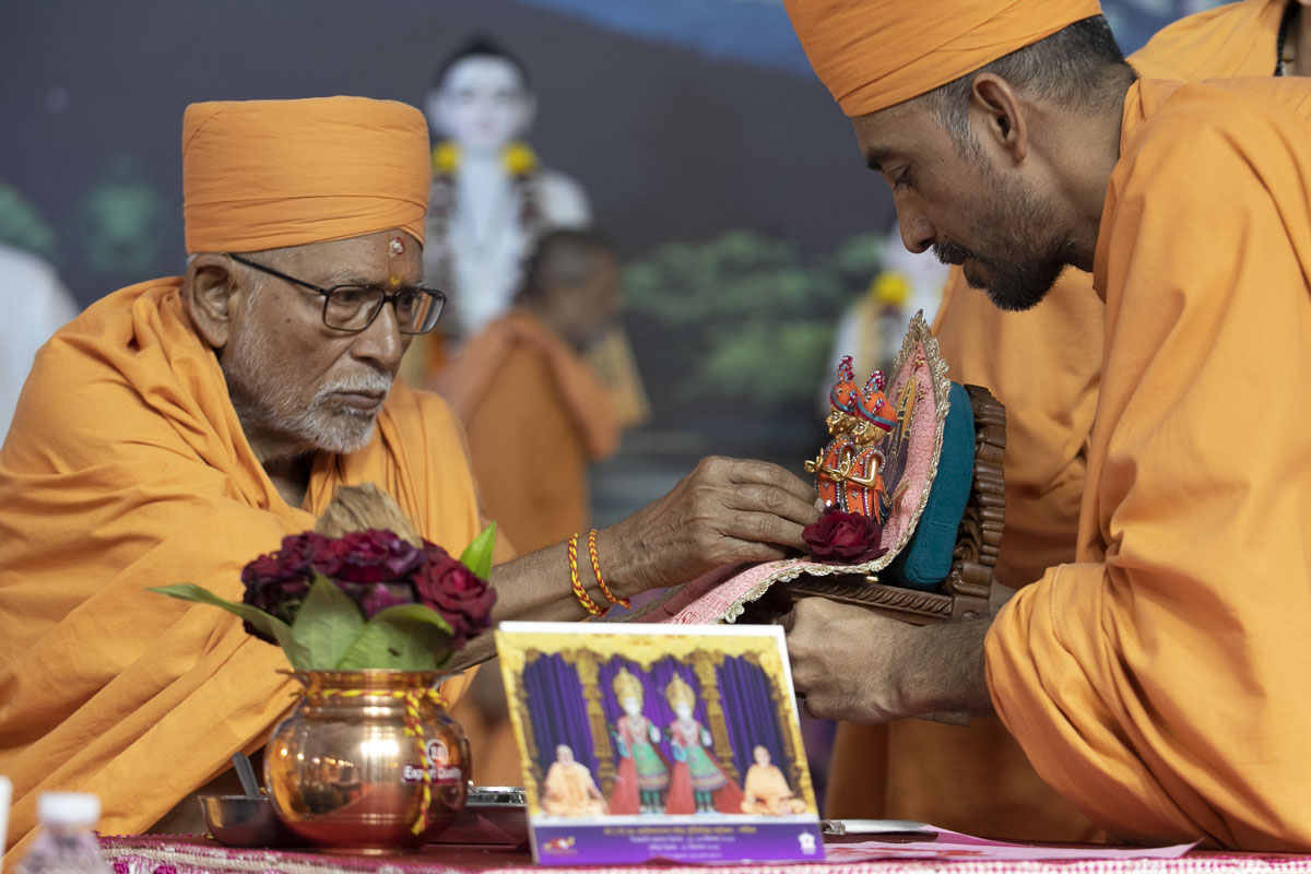 Pujya Kothari Swami performs pujan of Thakorji