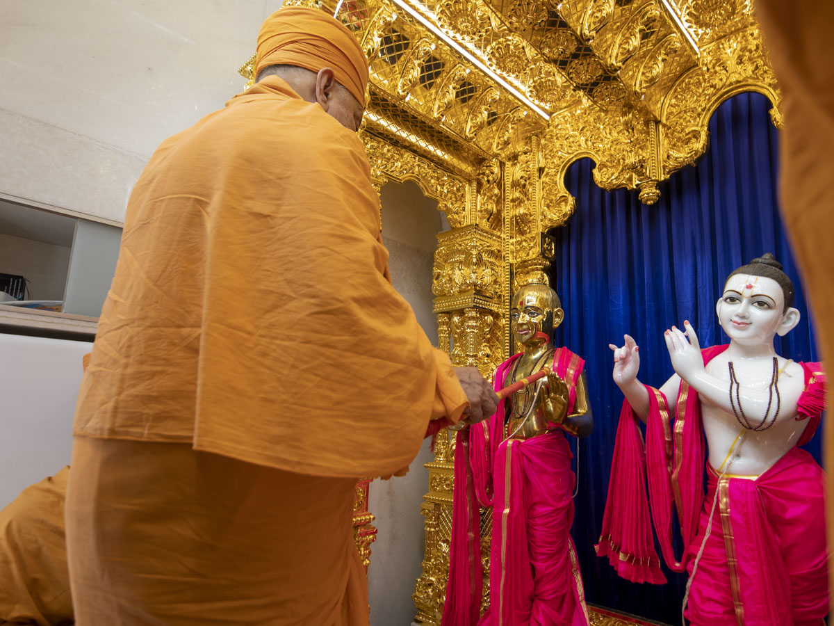 Pujya Ishwarcharan Swami performs the murti-pratishtha rituals