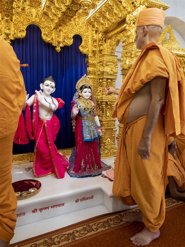 Pujya Viveksagar Swami performs the murti-pratishtha rituals