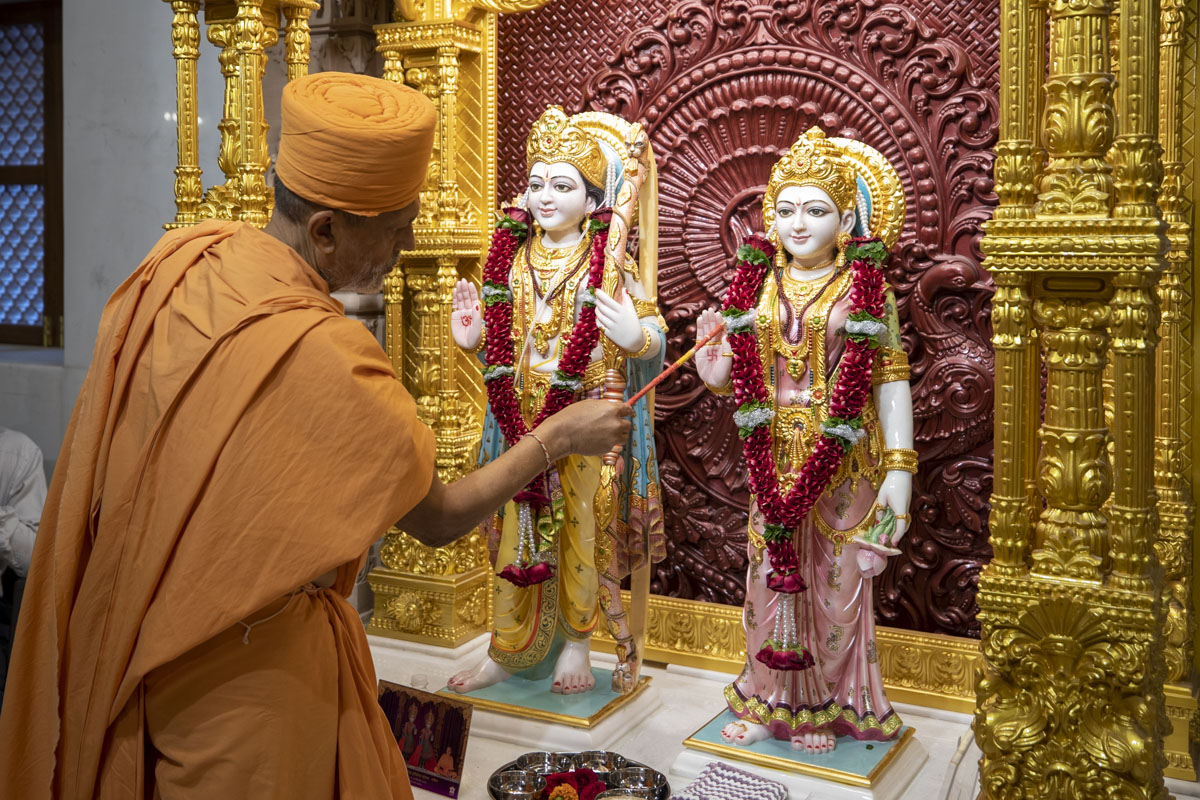 Nishkamjivan Swami performs the murti-pratishtha rituals