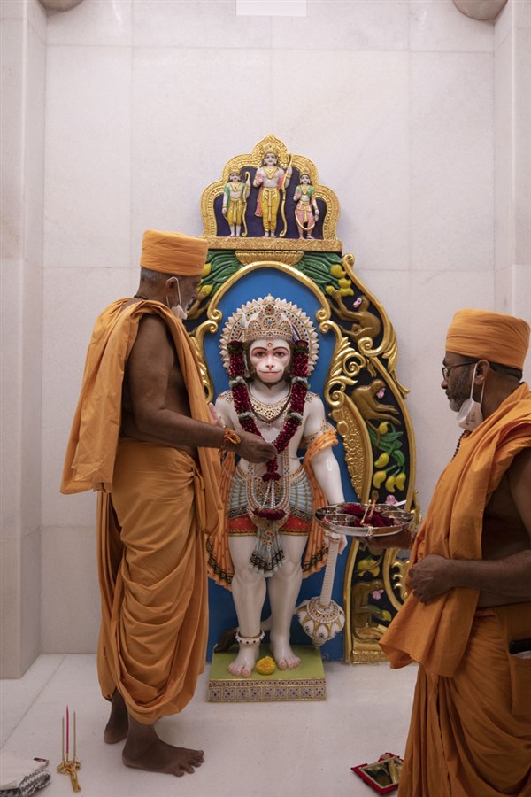 Yagnaswarup Swami performs the murti-pratishtha rituals