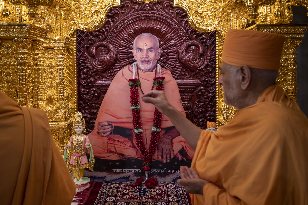 Bhagwatprakash Swami performs the murti-pratishtha rituals