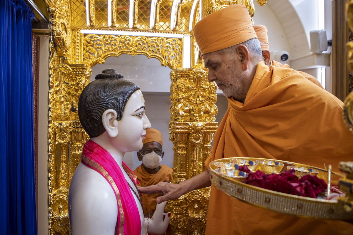 Swamishri performs pujan of Shri Ghanshyam Maharaj