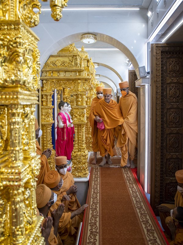 Swamishri in the garbhagruh