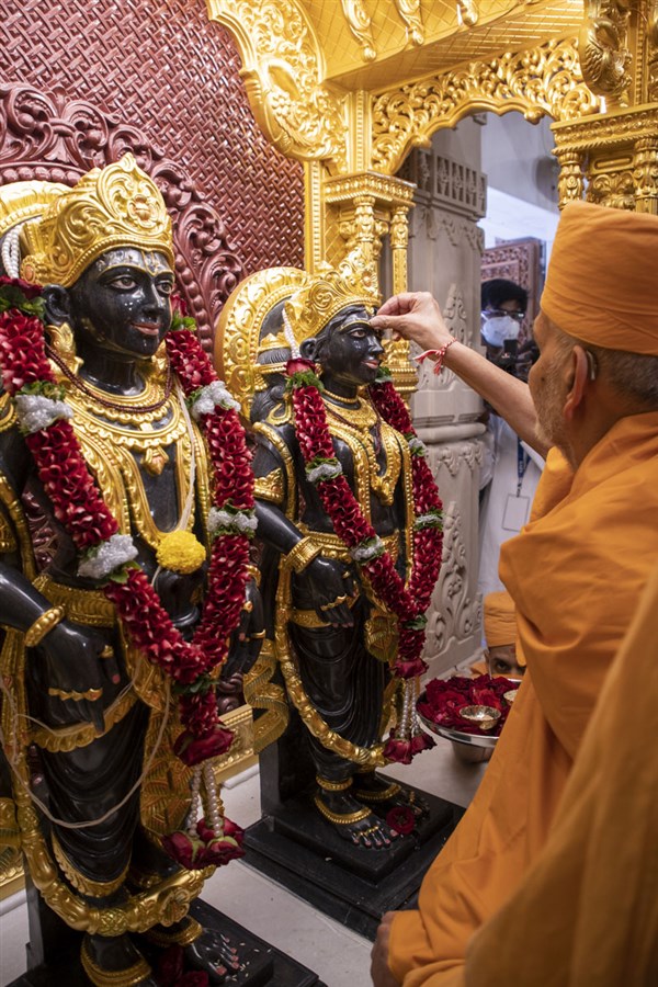 Swamishri performs pujan of Shri Vitthal-Rukmai Dev