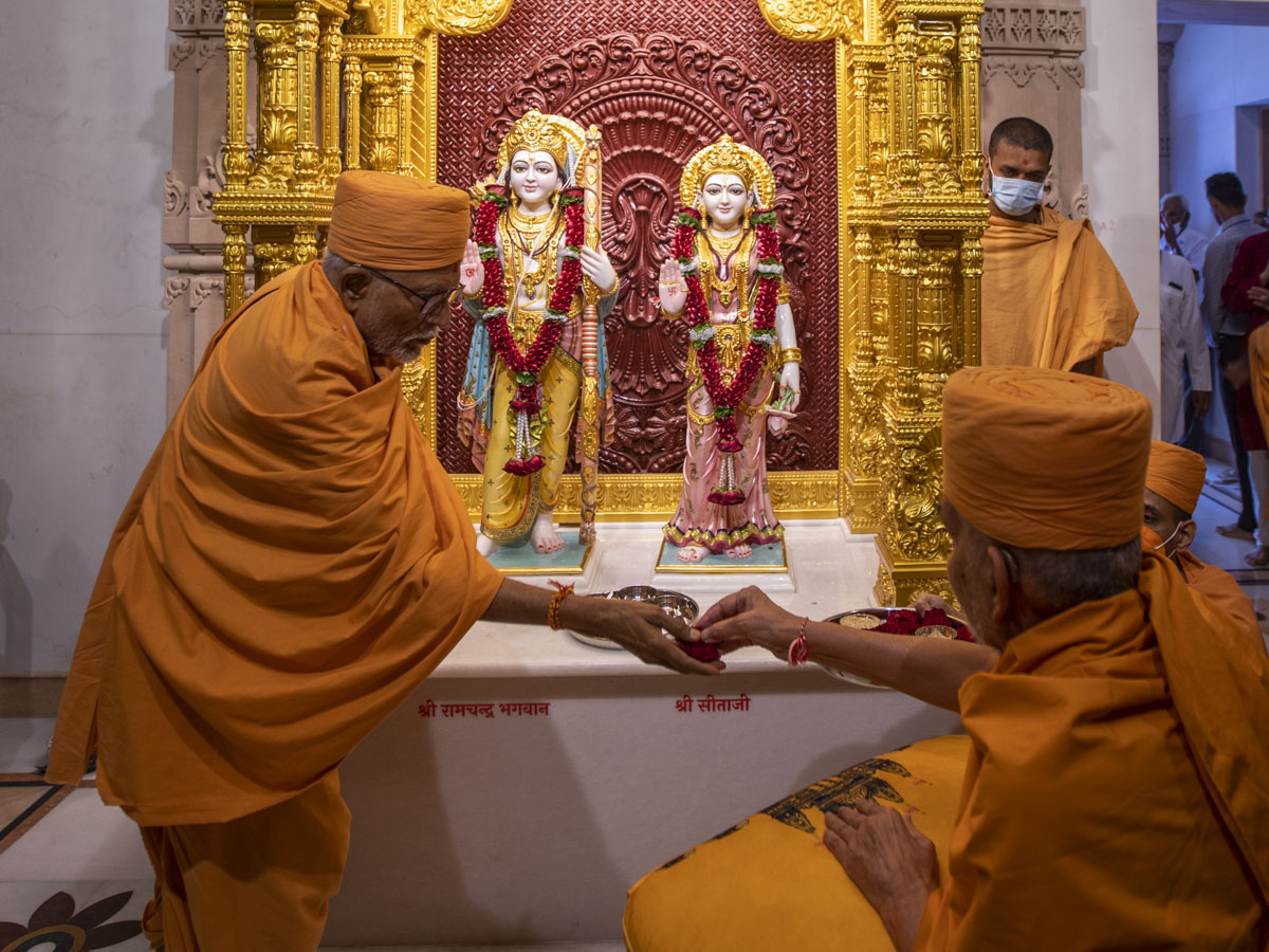 Pujya Kothari Swami performs pujan of Shri Sita-Ram Dev