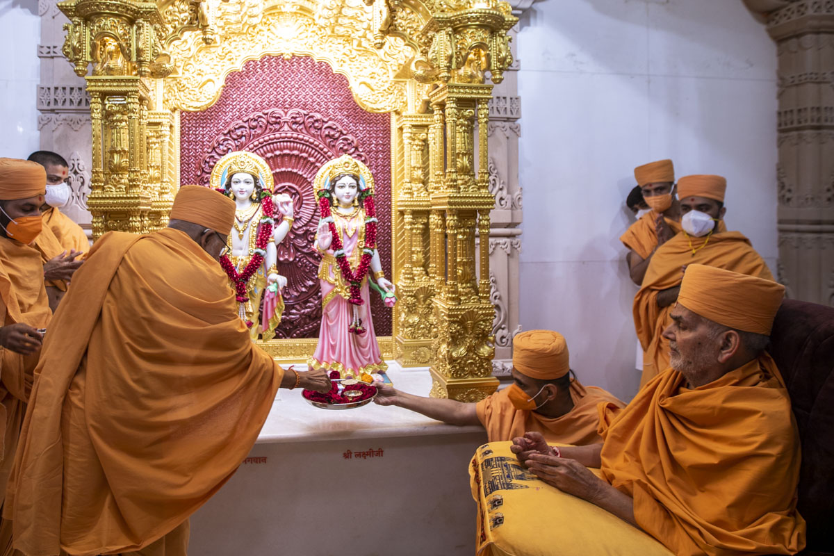 Pujya Kothari Swami performs pujan of Shri Lakshmi-Narayan Dev