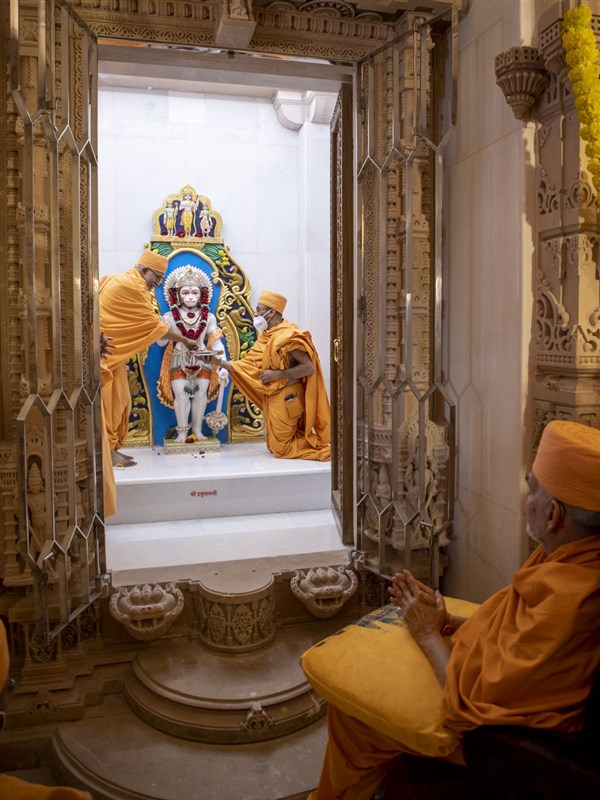 Pujya Kothari Swami performs pujan of Shri Hanumanji