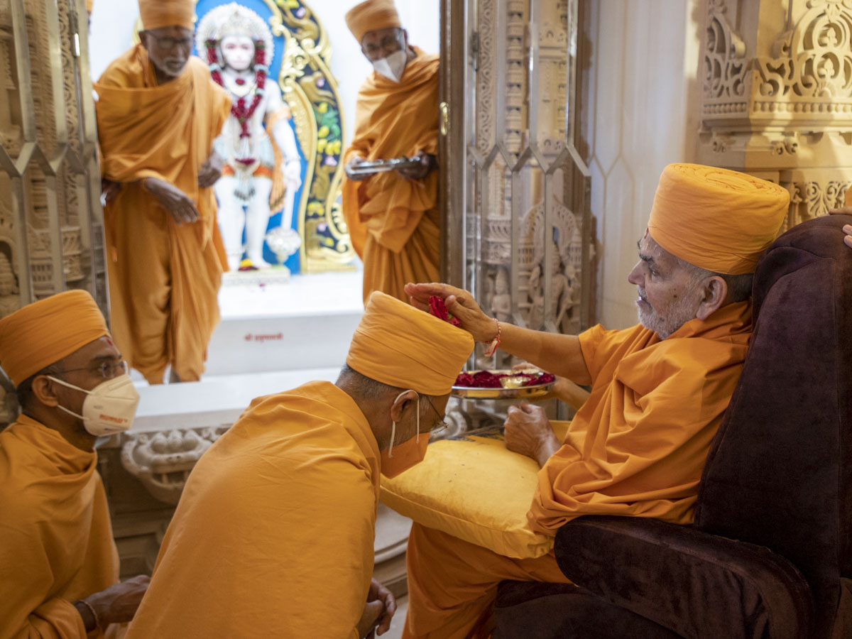 Swamishri blesses Shrutiprakash Swami
