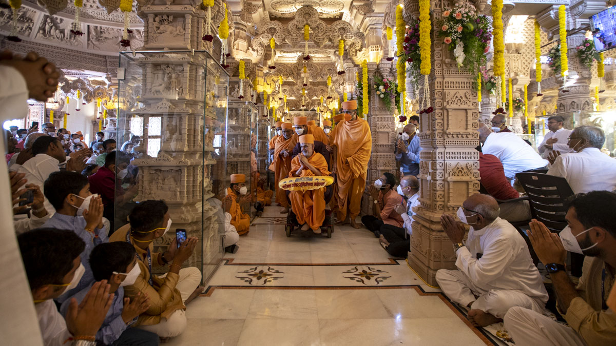 Devotes doing darshan of Swamishri