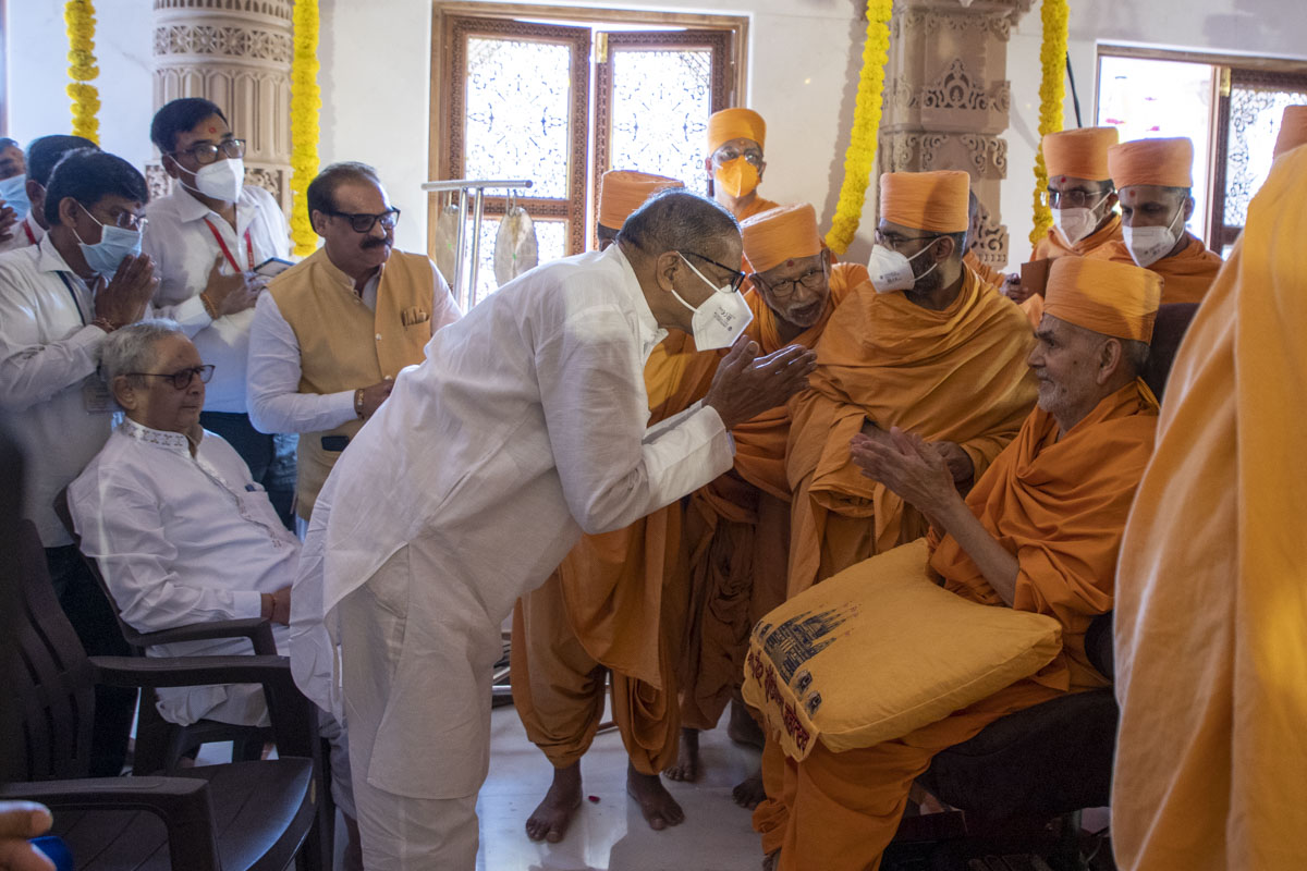 Swamishri blesses Shri Arunbhai Gujrathi