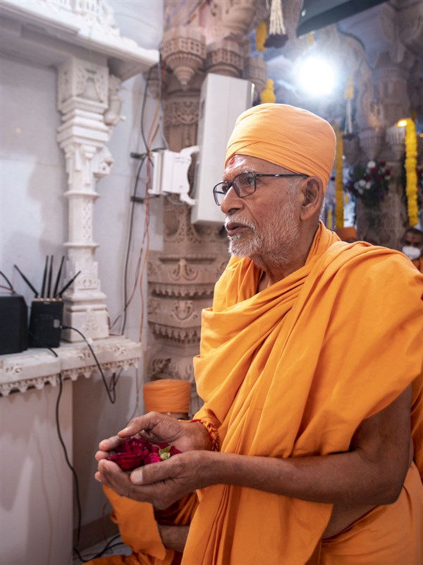 Pujya Kothari Swami offers mantra-pushpanjali