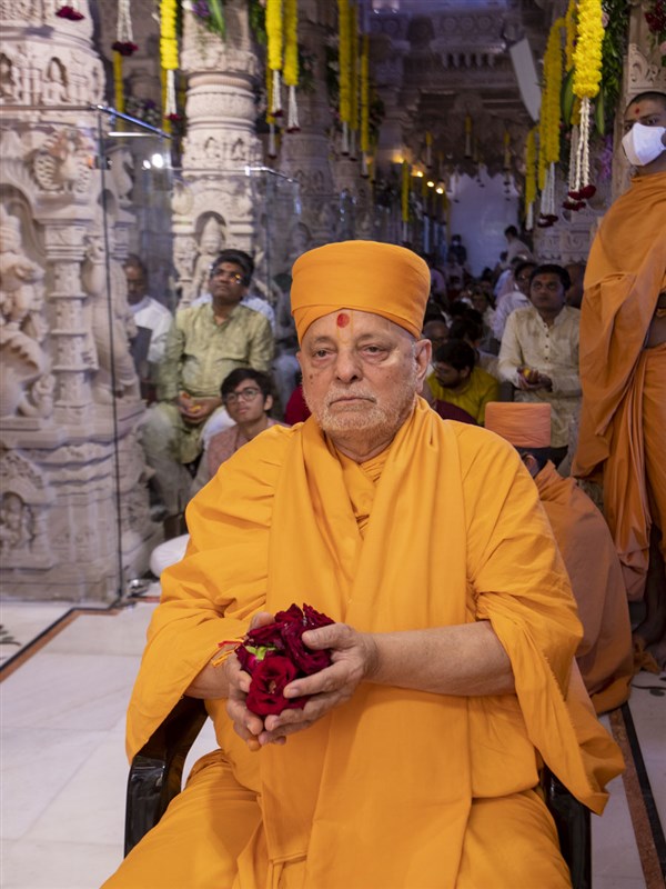 Pujya Ishwarcharan offers mantra-pushpanjali