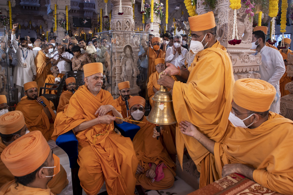 Swamishri rings a large bell