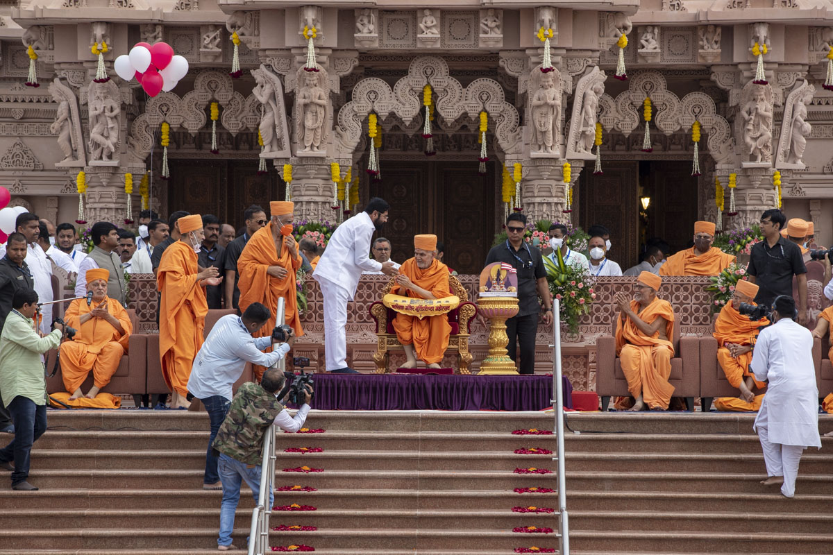 Chief Minister of Maharashtra, Shri Eknath Shinde, greets Swamishri