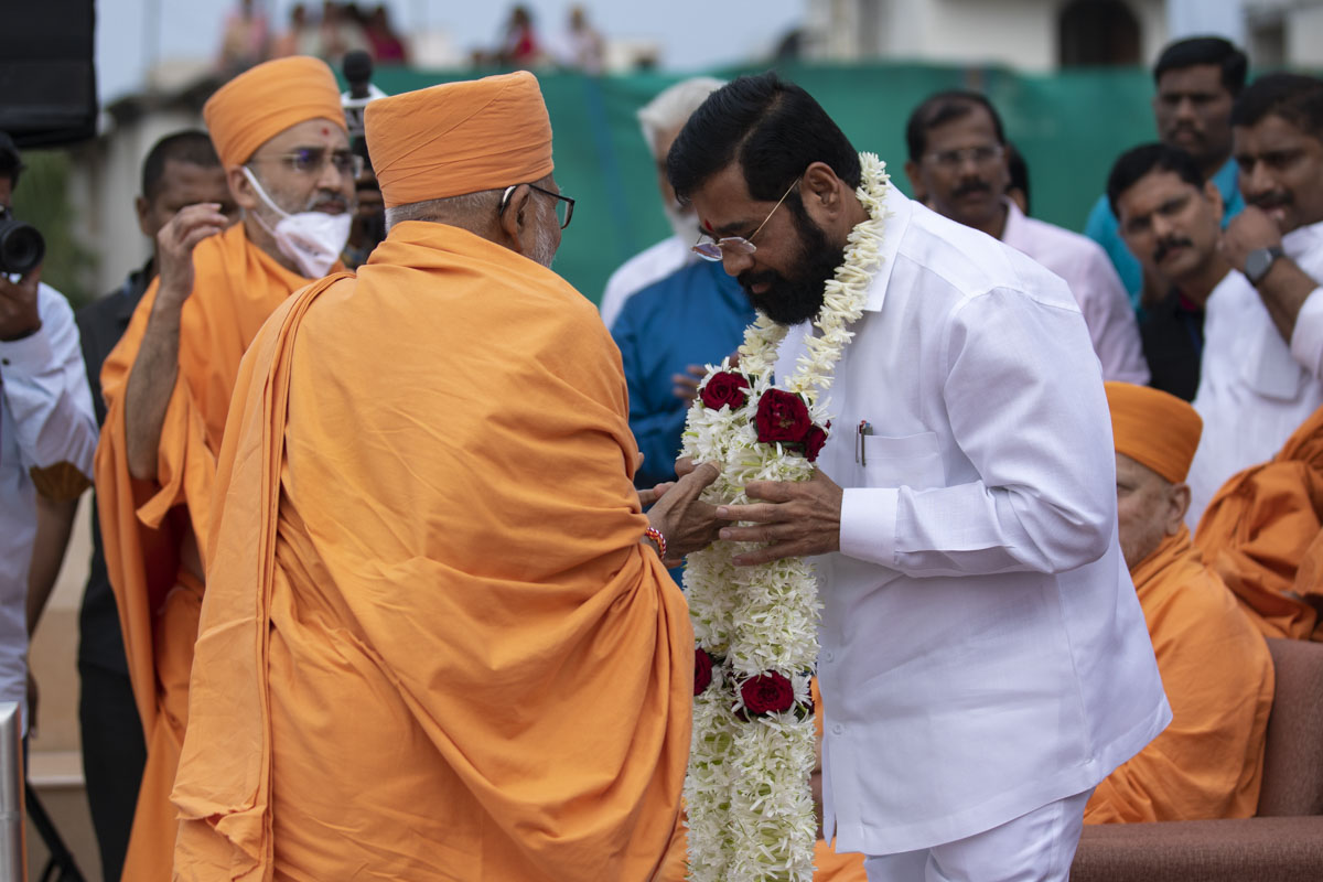 Pujya Kothari Swami honors Shri Eknath Shinde with a garland
