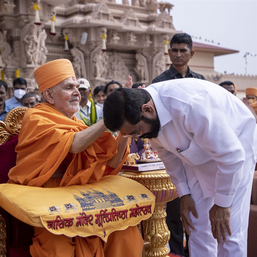 Swamishri blesses Shri Eknath Shinde