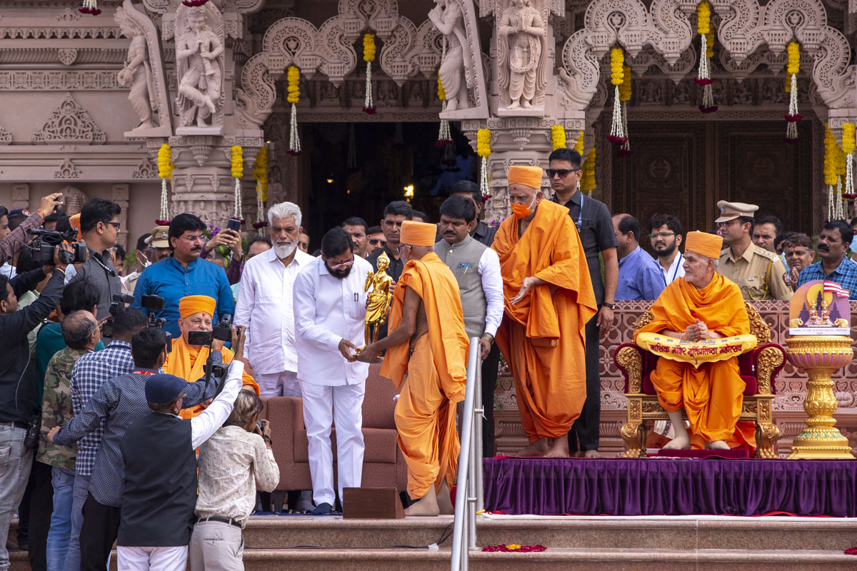 Pujya Kothari Swami presents a murti of Shri Nilkanth Varni to Shri Eknath Shinde