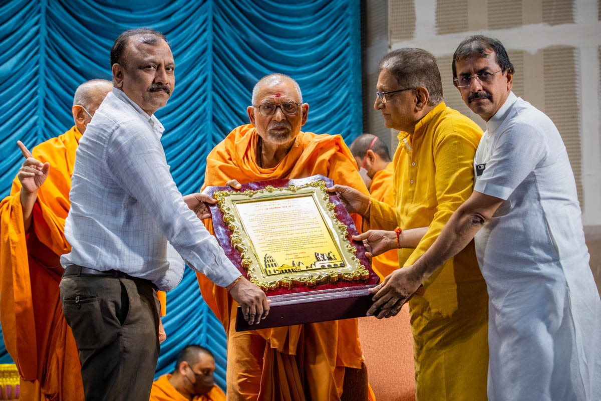 Swamishri honored by Shri Panchvati Education Society