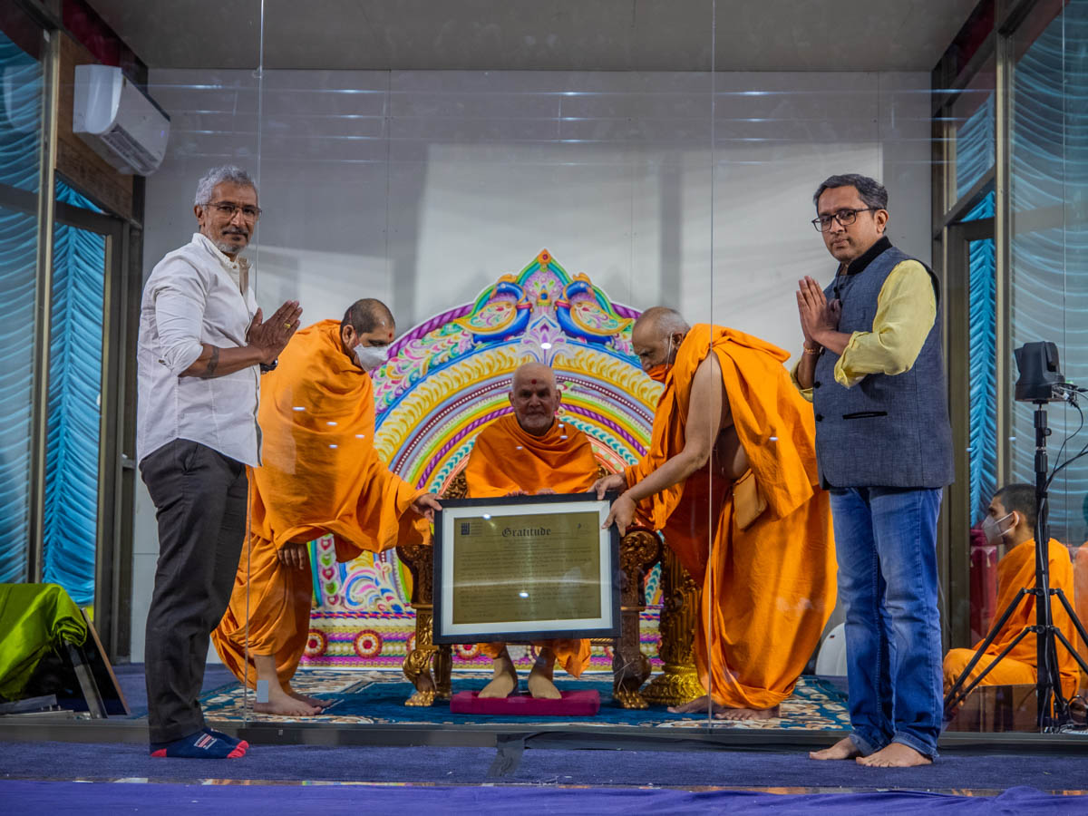 Swamishri honored by Institute of Indian Interior Designers