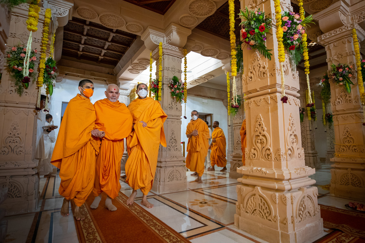Swamishri arrives for Thakorji's darshan