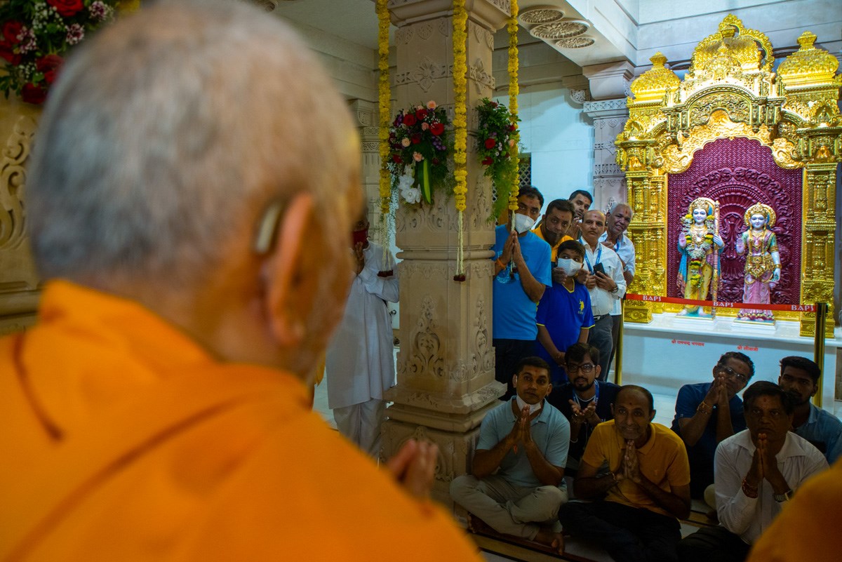 Swamishri engrossed in darshan of Shri Sita-Ram Dev 