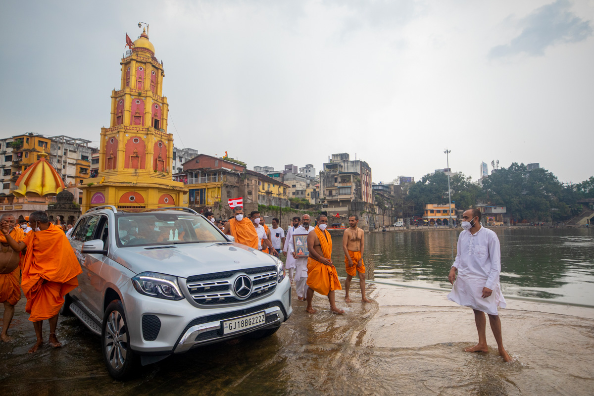 Swamishri arrives at the Ramghat