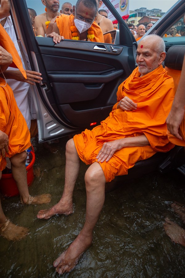 Swamishri at the Ramghat