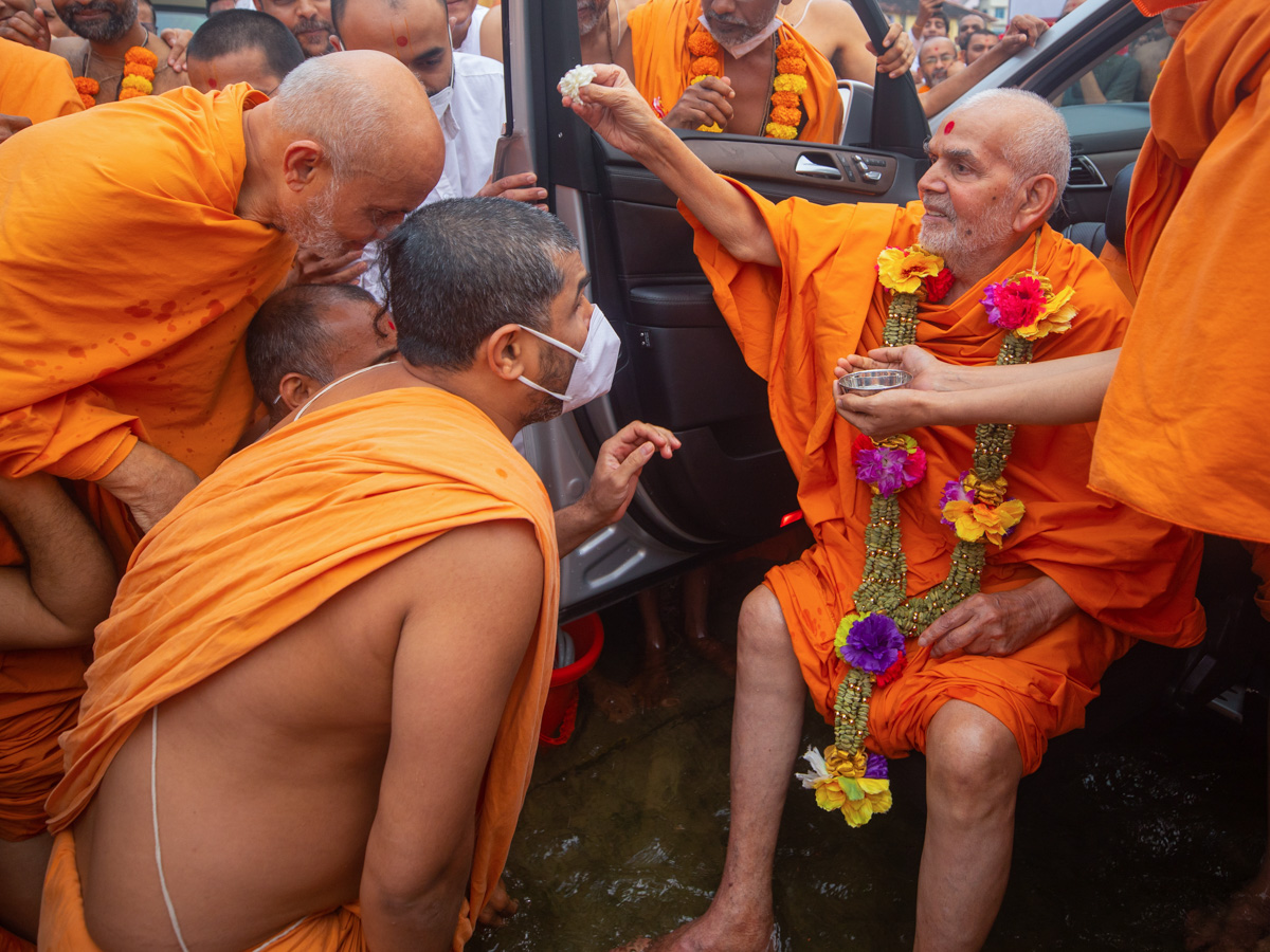 Swamishri showers sanctified water on Pujya Viveksagar Swami