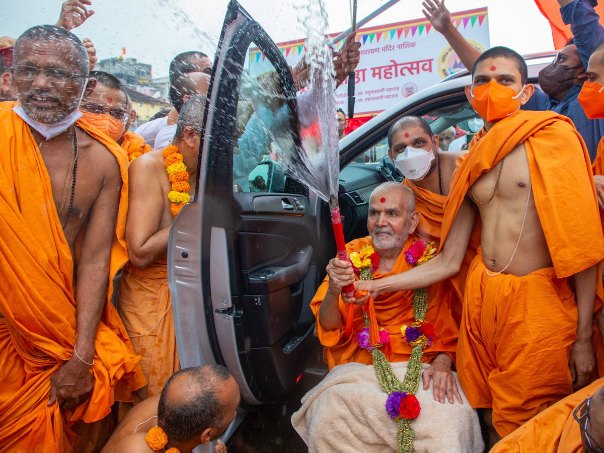 Swamishri showers sanctified water on sadhus