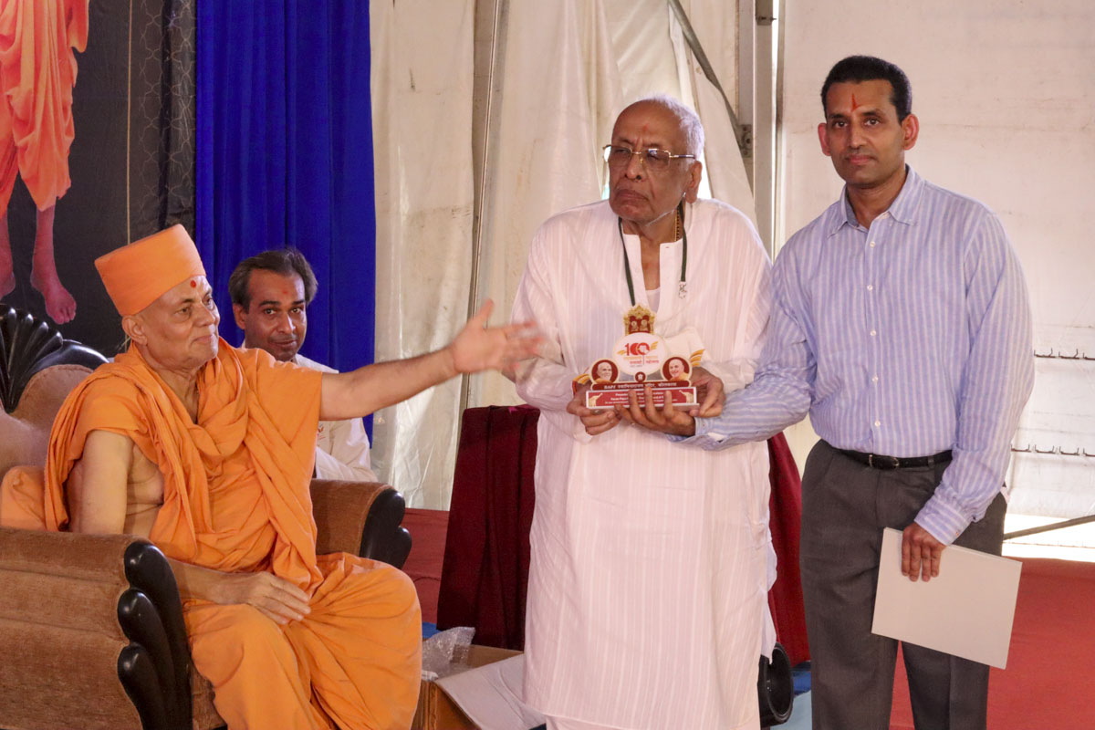 Pujya Viveksagar Swami presents a memento to a devotee