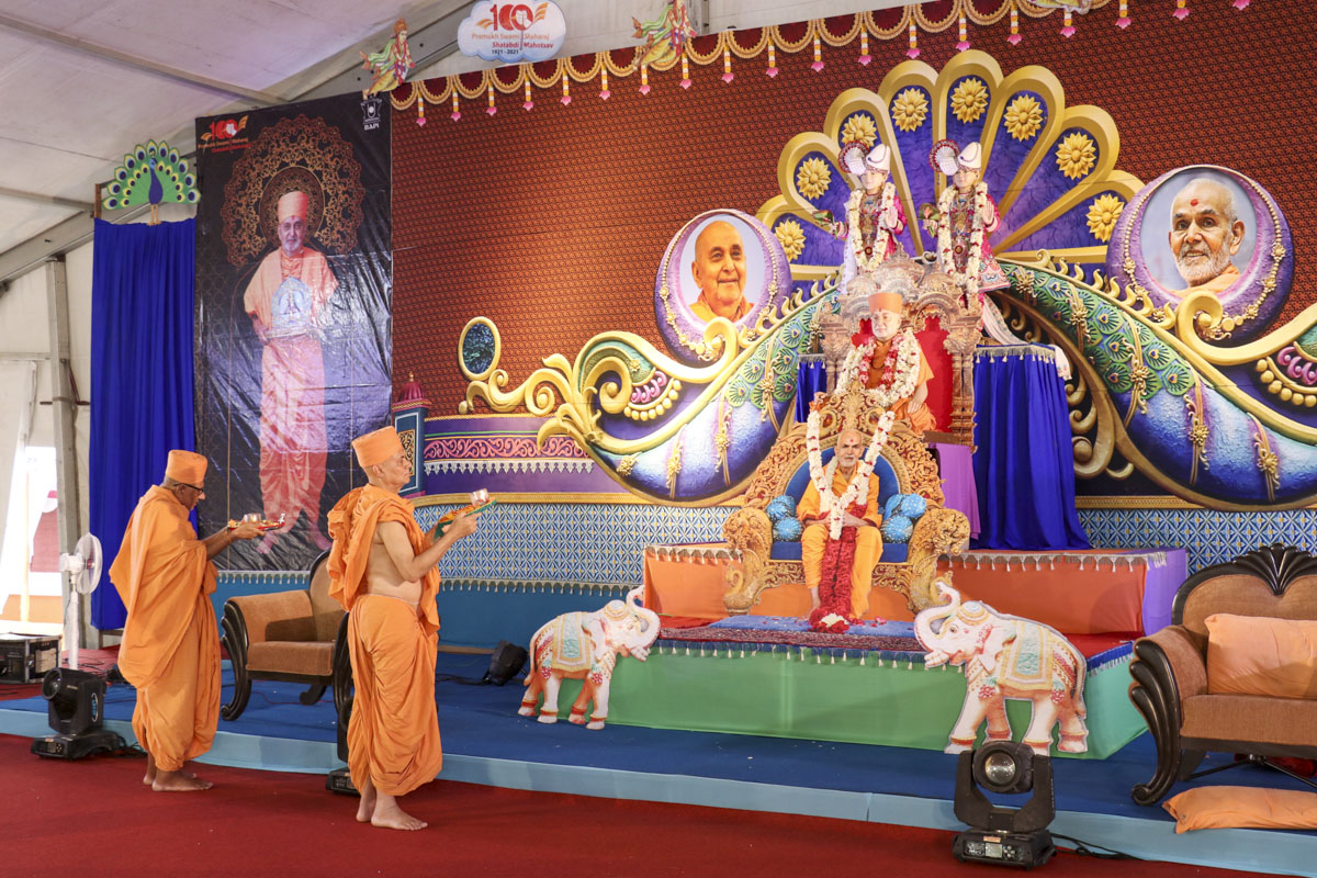 Pujya Viveksagar Swami and a sadhu perform the arti