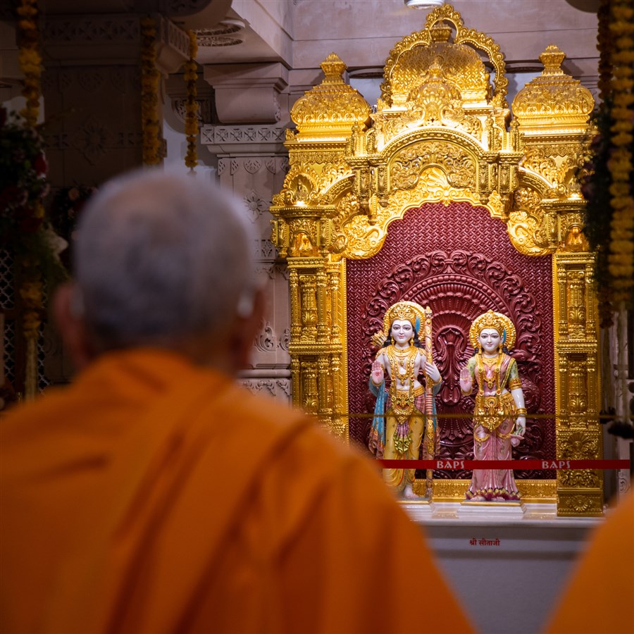 Swamishri engrossed in darshan of Shri Sita-Ram Dev