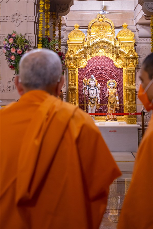 Swamishri engrossed in darshan of Shri Shiv-Parvati Dev