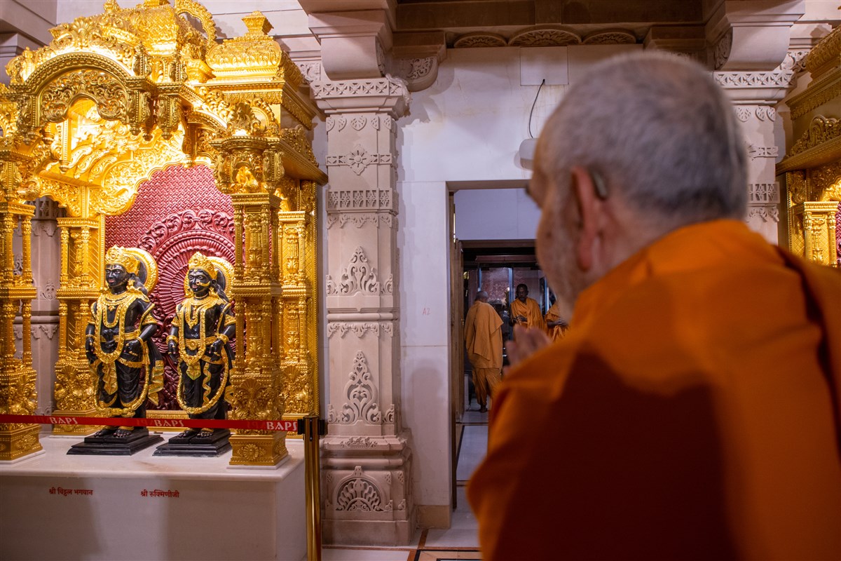 Swamishri engrossed in darshan of Shri Vitthal-Rukmani Dev