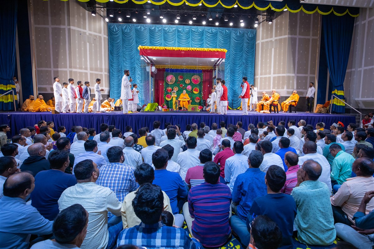 Children and youths invite Swamishri for the evening Bal-Yuva Din assembly