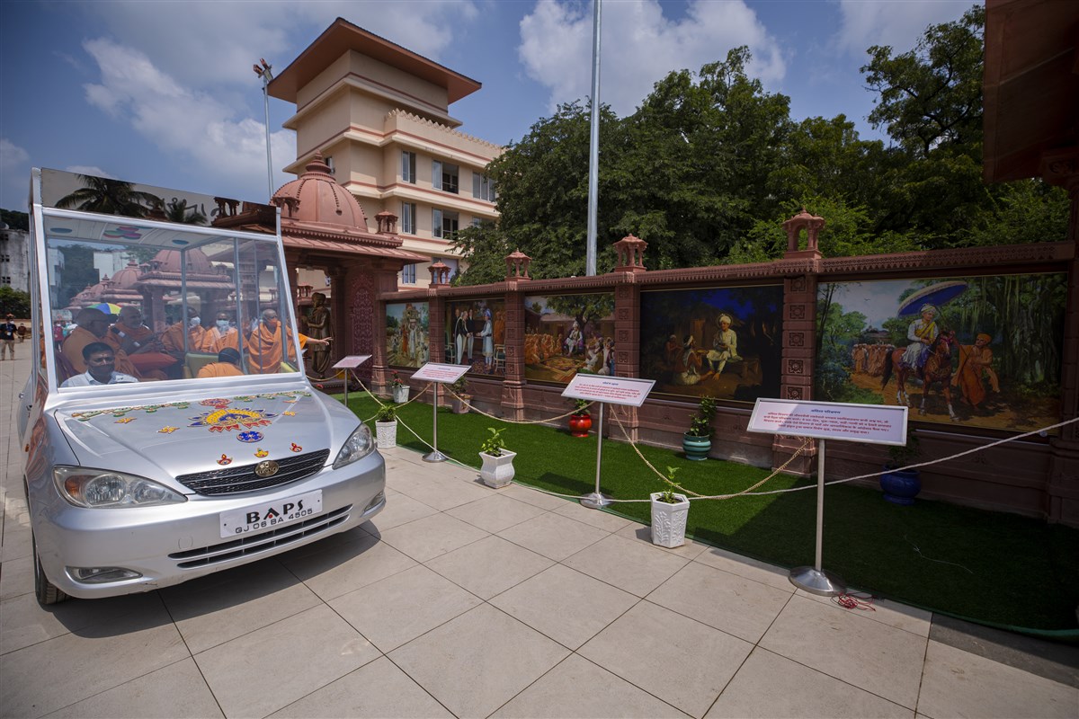 Swamishri visits the mandir campus