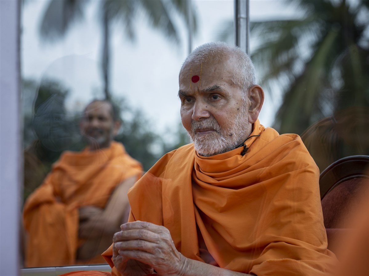 Swamishri visits the mandir campus