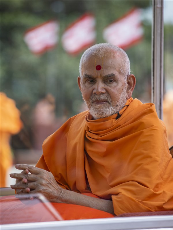 Swamishri observes the mandir carvings
