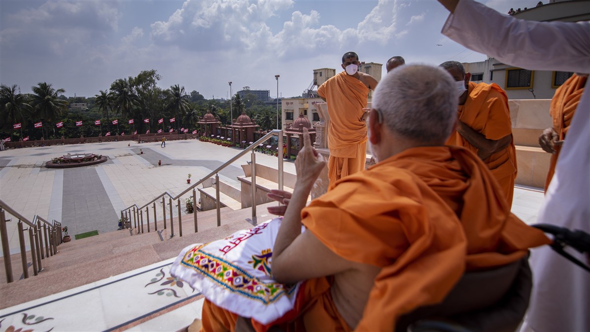Swamishri observes the mandir grounds