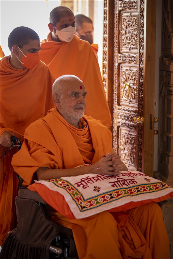 Swamishri arrives in the mandir