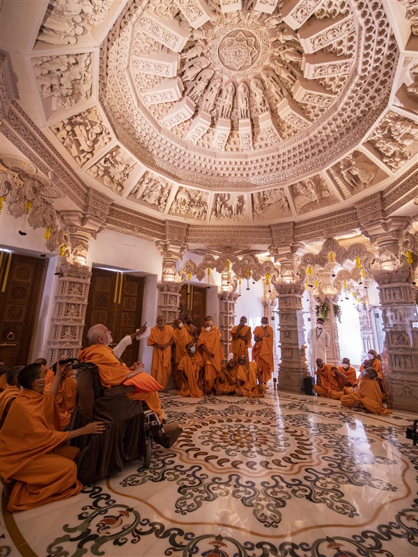 Swamishri observes the mandir dome
