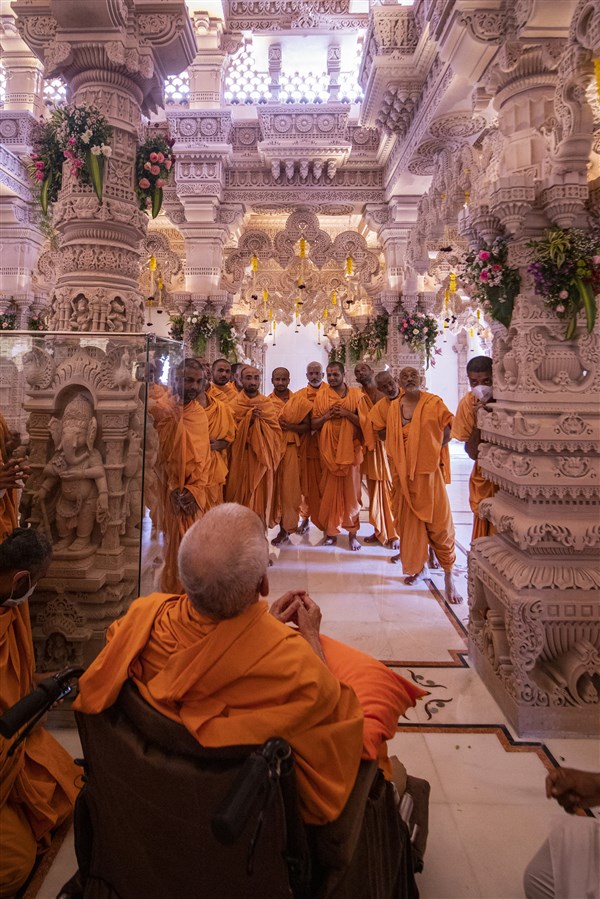 Swamishri observes the carvings of the celling