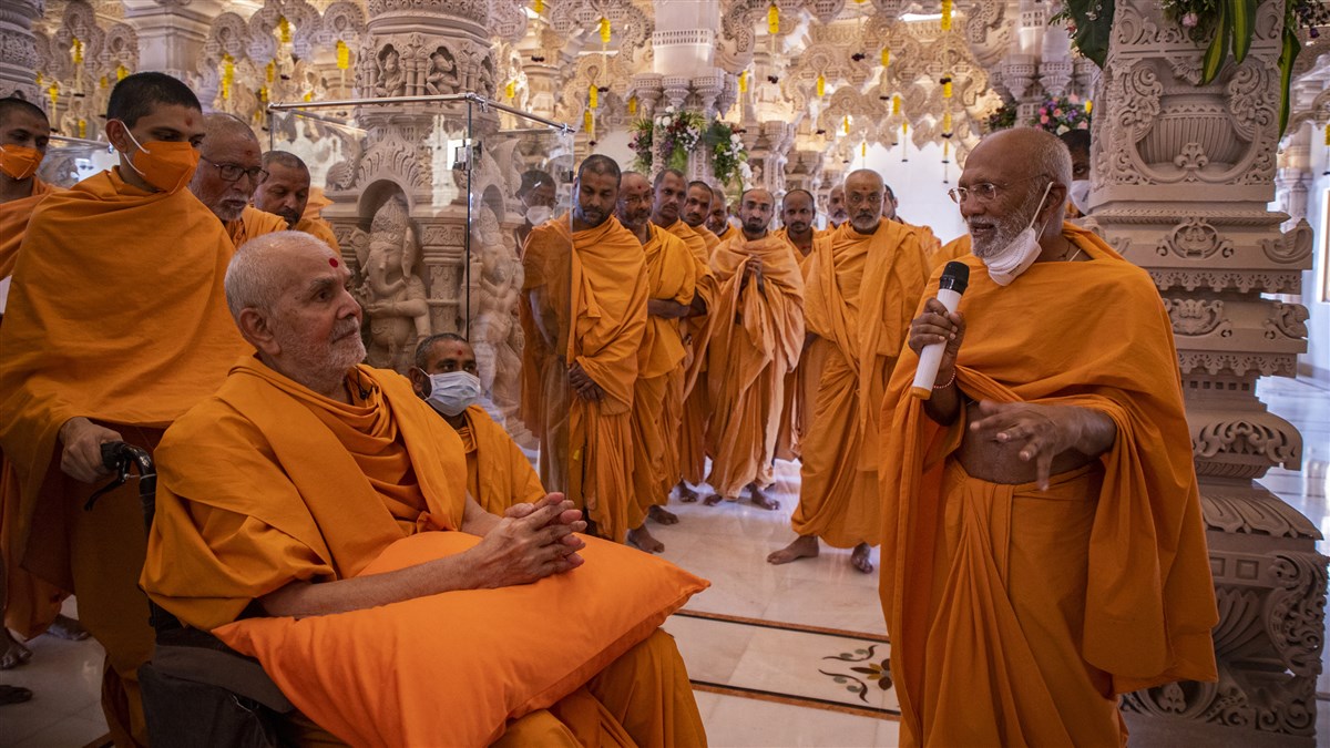 Akshaymuni Swami explains about the mandir carvings