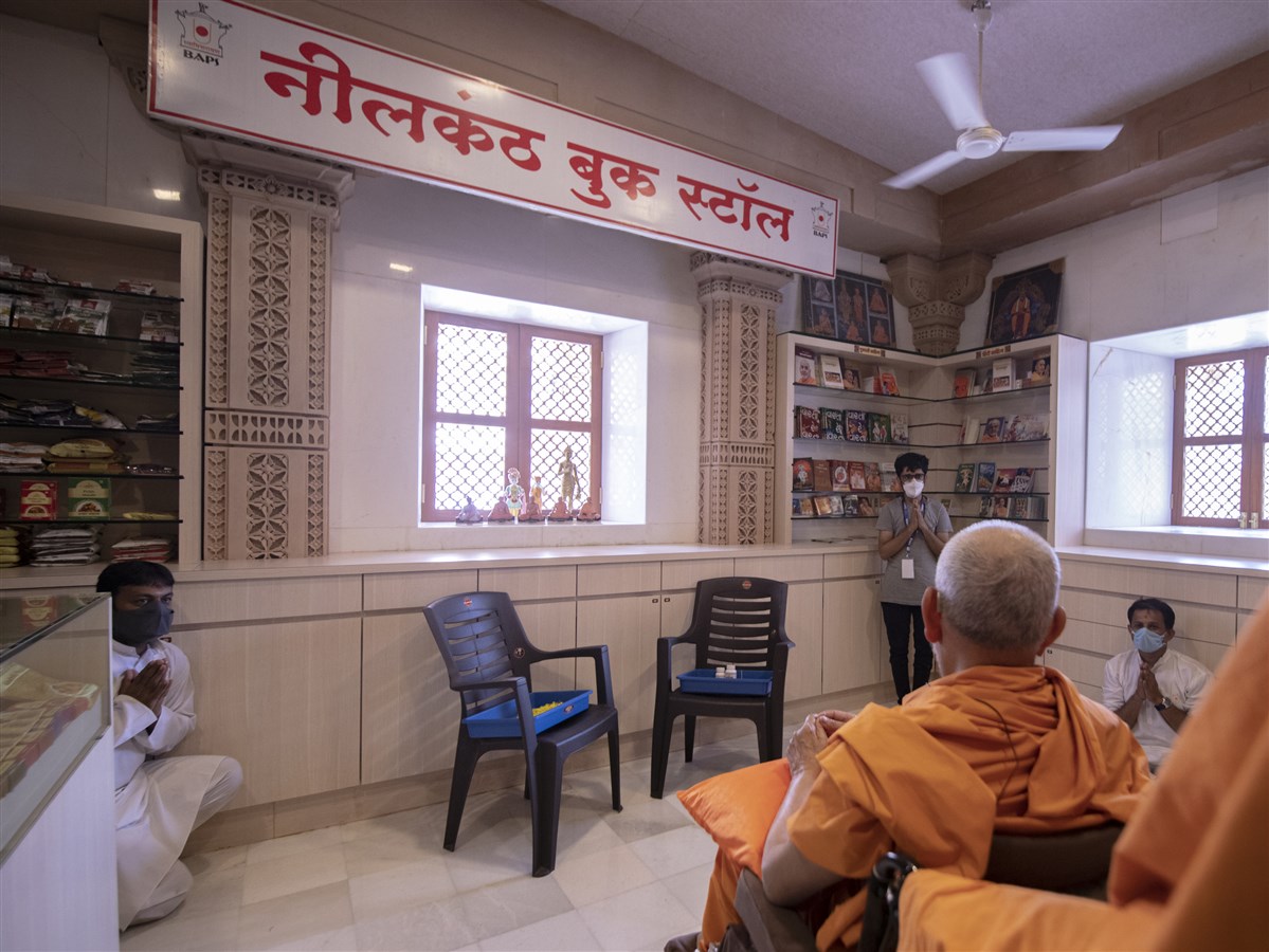 Swamishri visits the bookstall
